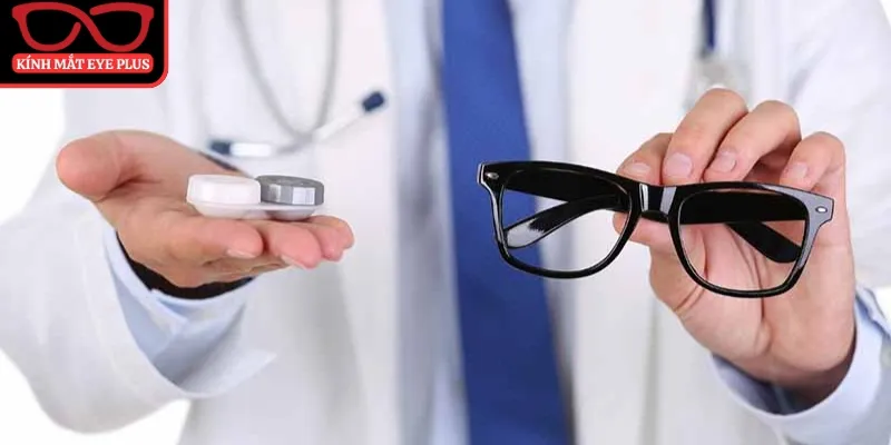 Có nên đeo kính áp tròng thay kính cận để thoải mái hơn