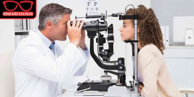 Tư vấn bác sĩ nhãn khoa để chọn kính Ortho K phù hợp